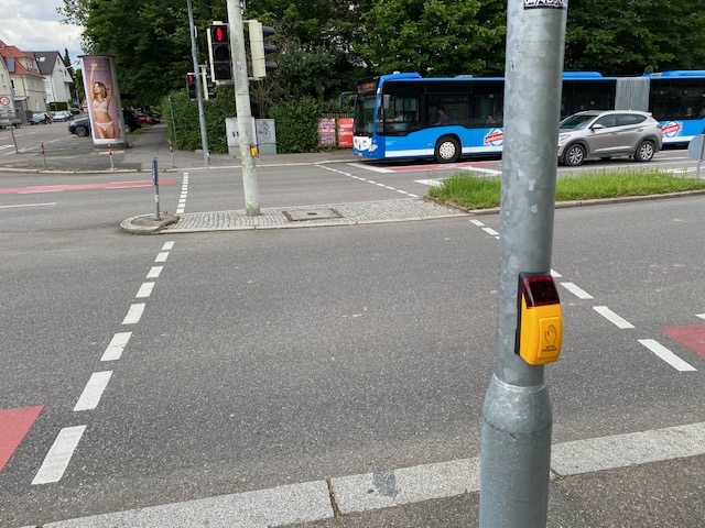 Die Signalanlage ist zwar mit Sprachansage ausgestattet, es fehlt aber ein Leitsystem zum Befehlsgerät, sowie ein Orientierungsfeld an der Bordsteinkante