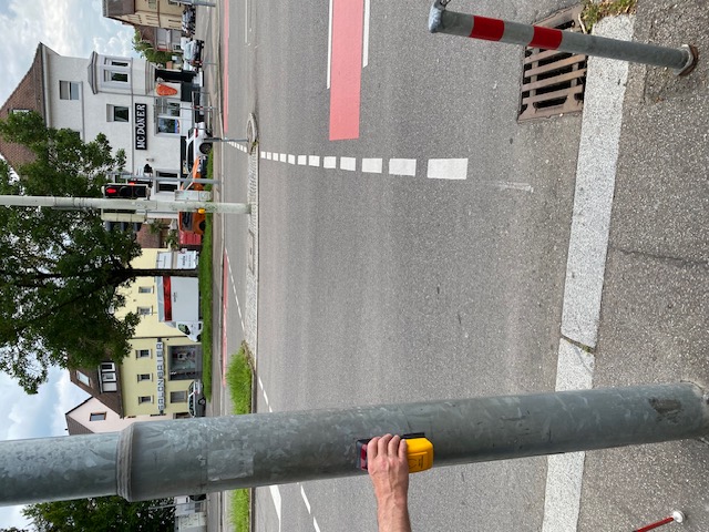 Am SBordsteinrand fehlen taktile Bodenplatten, der Bord ist für Langstockbenutzer zu weit abgesenkt