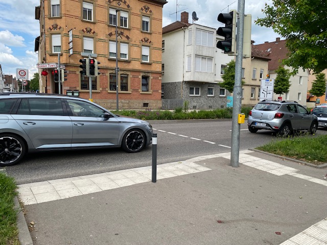 Fußgängerquerung mit Leitstreifen und Lichtsignalanlage