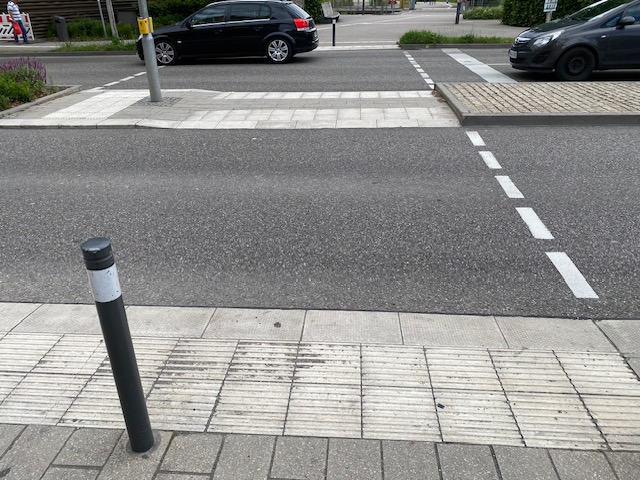 Sperrfeld am Fahrbahnrand und Blick zur Mittelinsel