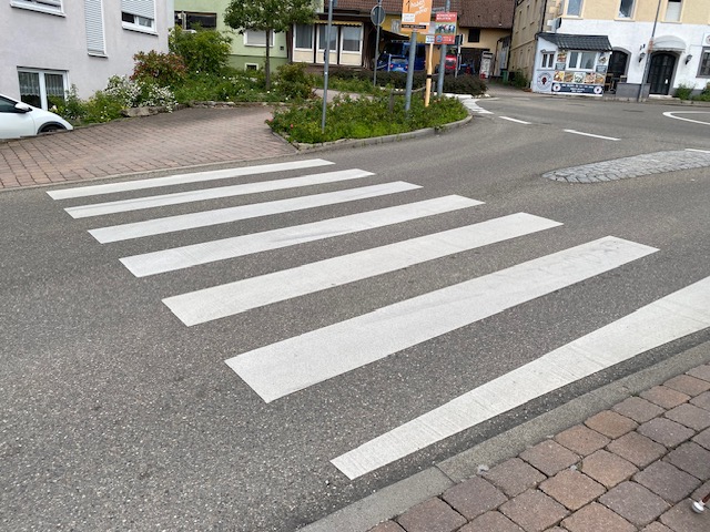 Zebrastreifen am Kreisverkehr, ohne taktile Felder und ohne Bord