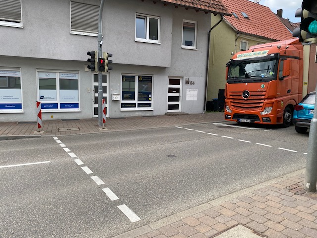 Fußgängerübergang am Kreisverkehr, durch äußere Linien angedeutet, ohne Zebrastreifen, Orientierungshilfen fehlen 