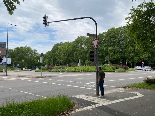 Kreisverkehr mit ampelgesteuertem Übergang