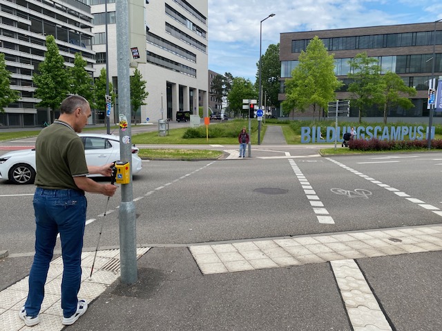 Leitsystem zur Ampel und Betätigungseinheit am Ampelmast für akustische Signalansage