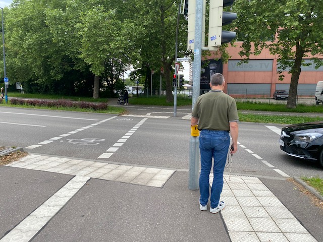 Das Leitsystem führtn zum Ampelmast und dann weiter über den Radweg zum Fahrbahnrand