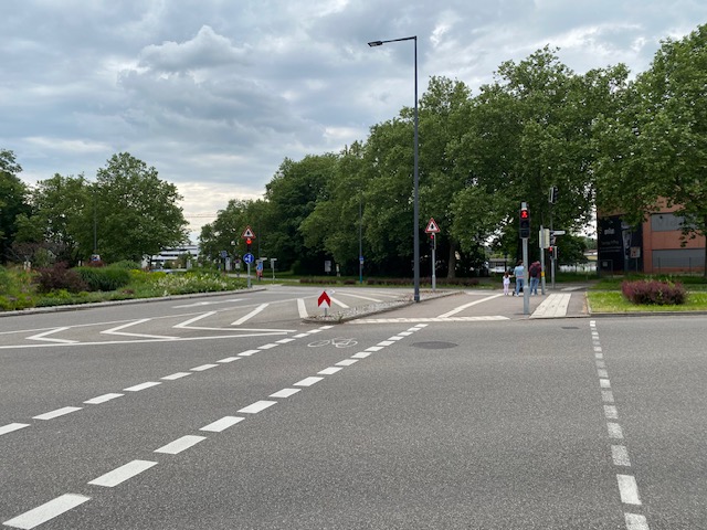Parallel zum Fußgängerstreifen verläuft der Radweg über die Fahrbahn